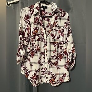 IZ Byer Floral Top. 3/4 sleeve.